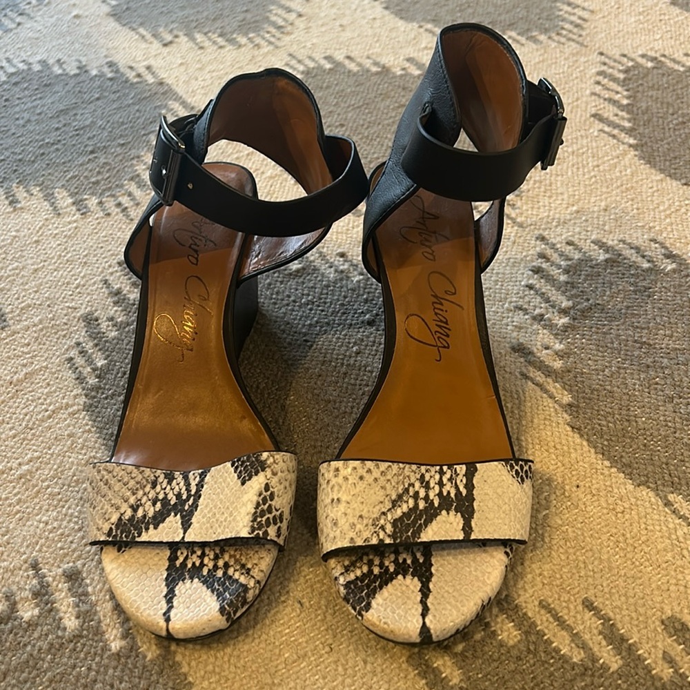 Arturo Chiang snakeskin embossed wedge - 9.5